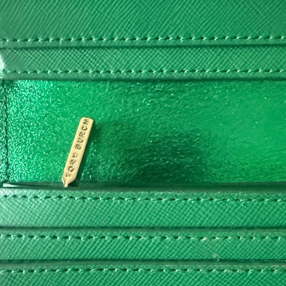 Tory Burch Bright Green Leather Continental Wallet with Gold Logo - Picture 2 of 13